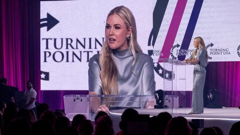 Erika Kirk dirige la organizaci�n Turning Point y es referente del movimiento Tradwife que promueve un voto por hogar, mediante el cual el esposo emitir�a un �nico voto en representaci�n de la familia