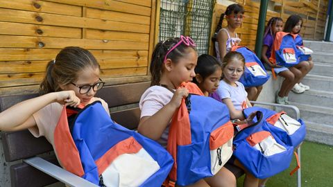 Un grupo de ni&ntilde;as disfruta de su lote de material escolar para el nuevo curso 2026-2027