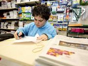 Ana Mart�nez, en su jornada laboral en la librer�a.