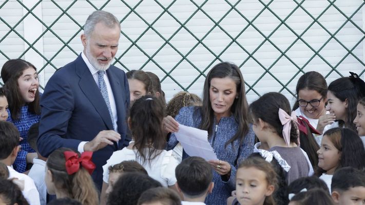 Los reyes, este martes en su visita al CEIP Vicente Aleixandre, en Ceuta.