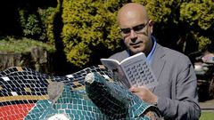 Carlos L�pez (Boimorto, 1967) � o 50% do d�o de humorismo gr�fico Pinto & Chinto. 