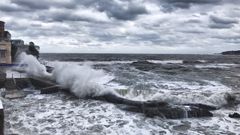 Ola de casi ocho metros llegan a la costa en Gij�n.Ola de casi ocho metros llegan a la costa en Gij�n