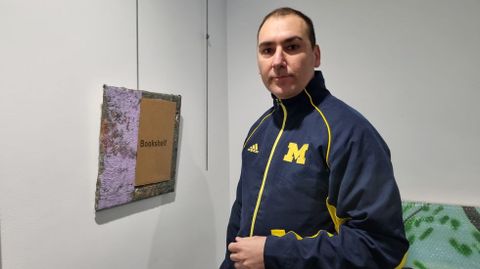 Roberto �lvarez en un rinc�n de la exposici�n.