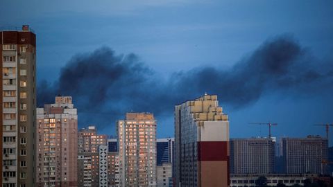 Varios edificios de Kiev frente al humo provocado por las explosiones
