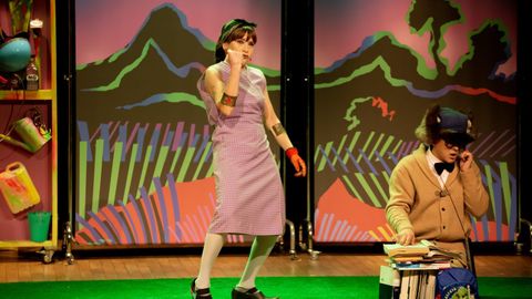 Isabel Risco e Alberte Bello nunha representaci�n do espect�culo �As aventuras de Nabiza Girl�

