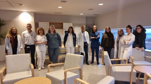 La presidenta de la Fundación María José Jove, Felipa Jove, y el gerente del área sanitaria de A Coruña, en la nueva sala para familiares de enfermos de cuidados paliativos en el Hospital de Oza (Chuac).