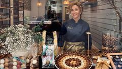 Arancha Fern�ndez posa sonriente con algunas de sus dulces elaboraciones