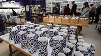 Piezas de Sargadelos a la venta en la galera de Cervo