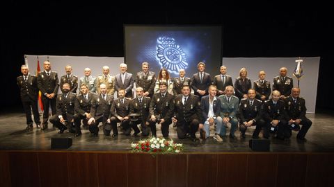 Los premiados, junto a las autoridades