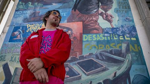 Nove Noel con un mural de su autor�a en Rianxo