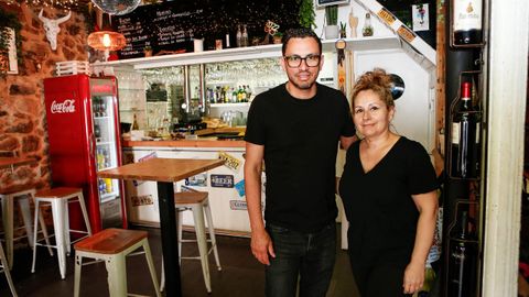 . Davinson Narv�ez y Deborah Escur�s buscan personal para La Embajada y para el bar Azul de Cab�o, que reabrir�n el 1 de junio