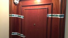 La puerta de la vivienda del hombre hallado muerto en Teixeiro