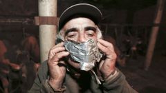 Mat�as Fern�ndez muestra la cinta con la que lo amordazaron