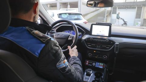 Un agente de la Policía Local de Narón, ayer en un vehículo que se dotará con nuevas cámaras.