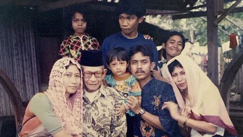 Rany Kiyai con su familia, entre ellos sus padres, en Indonesia, hace años