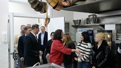 La delegada de la Xunta en A Coru�a, Bel�n do Campo, acompa�ada por H�ctor Ca�ete del Campo, presidente de la Asociaci�n Provincial de Hosteler�a de A Coru�a, y Jos� Luis �lvarez Almeida, presidente de la Confederaci�n Empresarial de Hosteler�a, particip� este lunes en la inauguraci�n de un curso en la escuela hostelera