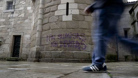 Pintadas en la iglesia de la Colegiata de Santa Mara en A Corua, en el 2019