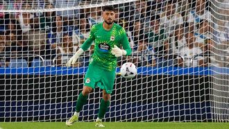 Leo Rom�n, antes de controlar un bal�n durante el encuentro ante el Real Madrid, correspondiente al trofeo Teresa Herrera