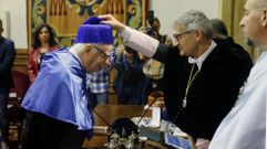 El qu�mico italiano Enrico Clementi (i) fue investido Doctor Honoris Causa durante un solemne acto celebrado en el Paraninfo de la Universidad de Oviedo presidido por el rector Santiago Garc�a Granda (2d).