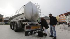 Vecinos de Teixeiro recogiendo agua en una de las cisternas