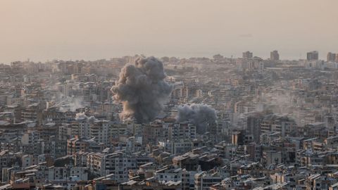 El humo del fuego israel� envuelve el cielo de Beirut