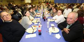 El pabell�n municipal se llen� de gente, solidaridad y alegr�a a partes iguales en un acto que fue presentado por el f�sico y divulgador cient�fico bai�s, Jorge Mira. 