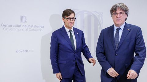 El presidente regional cataln, Salvador Illa (izquierda), se rene con el expresidente de la Generalitat, Carles Puigdemont (derecha), en la Delegacin del Gobierno ante la Unin Europea en Bruselas, Blgica, el 2 de septiembre de 2025.