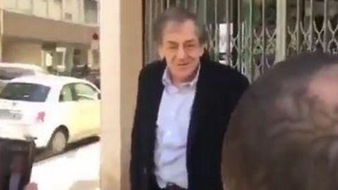 Un momento del incidente del que fue v�ctima el fil�sofo franc�s Alain Finkielkraut el pasado s�bado en Par�s