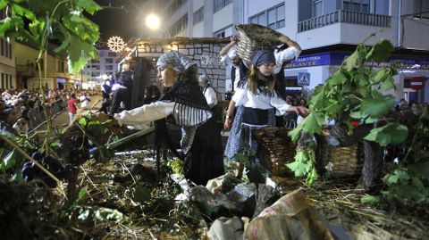 Vides sobre uno de los carros que recreaba la vendimia en la ribeira