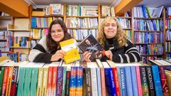 Eli y Lourdes, de la librer�a Escolma, con dos de los libros que m�s se han vendido en los �ltimos tiempos.