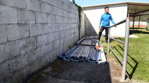 Mal estado de las instalaciones del campo de f�tbol y pistas de atletismo de A Alta en Pobra