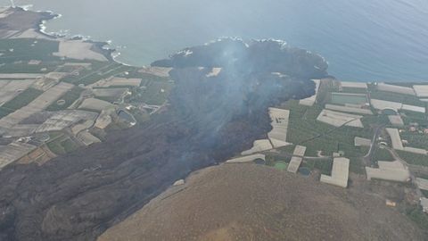 Imagen del r�o de lava y el delta que ha provocado en el mar