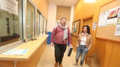 Los dos concejales del BNG de Cambados, esta mañana en la entrega de las firmas en el Concello