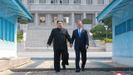 Imagen del hist�rico encuentro entre el dirigente norcoreano y el presidente surcoreano