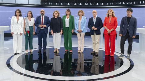 Imagen de los candidatos asistentes al debate de RTVE. En este caso asisti el candidato de Ciudadanos Jordi Caas (tercero por la izquierda) y por ERC particip Aleix Sarri (primero por la derecha)