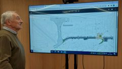 El concejal de Infraestruturas, Cesar Mosquera, ante el plano de la actuaci�n prevista en Mollavao