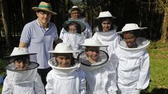Xos� Manuel Dur�n (sin traje) en una visita con escolares a una explotaci�n de bioapicultura