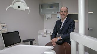 El doctor Gonzalo L�pez Castro, en su cl�nica de A Pobra. 