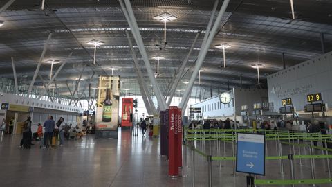 Vista de la zona de salidas del aeropuerto de Santiago-Rosal�a de Castro