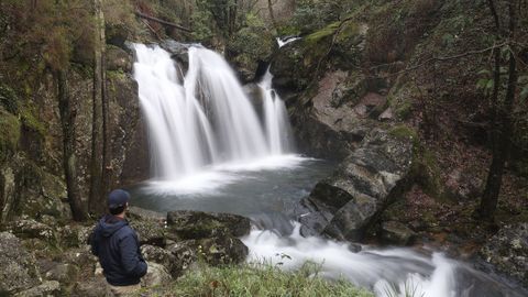 Espumosa a ms no poder, la cascada baja a seis metros de altura con piscina natural.