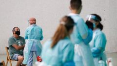  Un hombre se somete a la prueba PCR en el Pa�s Vasco