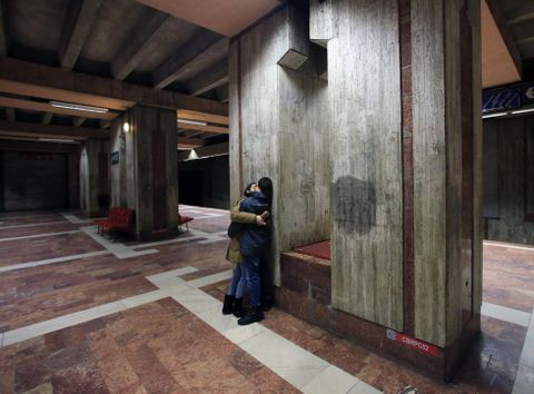 Una joven pareja se besa en una vac�a estaci�n de metro de la ciudad rumana de Bucarest. 