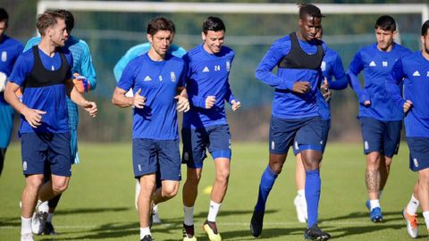 Jugadores del Oviedo en El Requexn