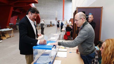 Javier Fernandez vota en la jornada del 26 de mayo