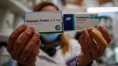 Una farmacutica de Barbanza muestra dos de los ansiolticos que ms se recetan desde la irrupcin de la pandemia por el coronavirus