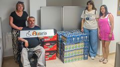 �ngeles Mart�nez, �scar Pena, Melissa G�mez y Laura L�pez, en la entrega de alimentos de la Asociaci�n Algalia al Banco de Alimentos de Xinzo.