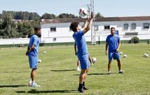 Tom�s controla el bal�n frente a dos compa�eros en uno de los �ltimos entrenamientos. 