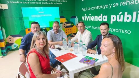 El consejero de Ordenaci�n de Territorio, Urbanismo, Vivienda y Derechos Ciudadanos, Ovidio Zapico (tercero por la derecha en la imagen), y el director general de Vivienda, Jes�s Daniel S�nchez (segundo por la derecha), reunidos con representantes de las direcciones de UGT y CC.OO.