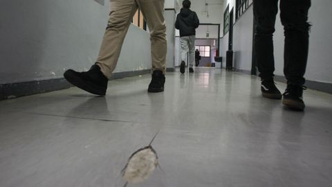 Suelo deteriorado en el IES Concepci�n Arenal