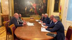 A la izquierda, los representantes de la AEGC, en la C�mara Baja con los senadores del PP por la provincia de Lugo y miembros de la Comisi�n de Interior del Senado